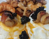 Foto del paso 7 de la receta: Huevos fritos con vieiras, langostinos y sepia