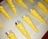 Foto langkah ke 7 dari resep Cream Vla Horn Bread.