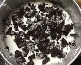A picture of step 5 of Oreo Ice cream cake.
