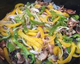 Foto del paso 1 de la receta: Pechuga pollo sobre cama de pimientos, cebolla y champiñones