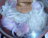 Foto del paso 2 de la receta: Muslos de pollo en salsa ligera cebollas y toque de especias