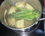 Foto del paso 3 de la receta: Fideos guisados con alcachofas, espárragos y chirlas