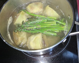 Foto del paso 3 de la receta: Fideos guisados con alcachofas, espárragos y chirlas