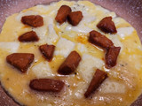 Tortilla abierta con quesos, sobrasada, cherrys y aguacate