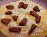 Foto del paso 2 de la receta: Tortilla abierta con quesos, sobrasada, cherrys y aguacate