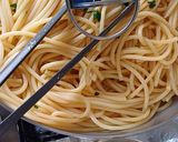 # 24 04 47 Bucatini tészta olajban eltett tonhalfilével, póréhagymával és sáfránnyal recept fázis 9 fotója