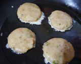 A picture of step 2 of Anday Aloo ka Burger.