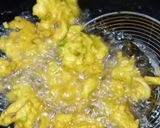A picture of step 3 of Pyaz ke pakore.