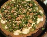 Foto del paso 5 de la receta: Pizza de rúcula y champiñones con salsa de palta