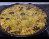 Foto del paso 7 de la receta: Paella con manitas de cerdo, níscalos y coliflor