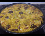 Foto del paso 7 de la receta: Paella con manitas de cerdo, níscalos y coliflor