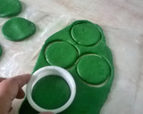 Foto del paso 4 de la receta: Alfajores de maicena de varios colores rellenos con mermelada 