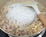 รูปขั้นตอนการทำที่ 3 ของ ผัดวุ้นเส้นหมูสับ ใส่ไข่