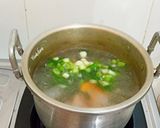 Foto langkah ke 3 dari resep Sop Jamur Salju.