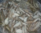 รูปขั้นตอนการทำที่ 2 ของ ลาบขาเห็ดปลวก | Termite Mushroom Spicy Salad