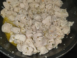 Pollo troceado al roquefort con patatas