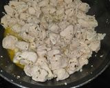 Foto del paso 1 de la receta: Pollo troceado al roquefort con patatas