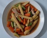 รูปขั้นตอนการทำที่ 1 ของ "ผัดผักสามสี" Easy Vegetable Stir Fry 🥒🌽🥕