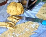 Foto langkah ke 5 dari resep Kue Bawang Rumahan.