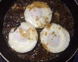 Foto langkah ke 3 dari resep Telur Ceplok Saus Inggris.