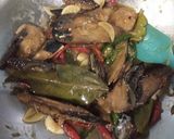 Foto langkah ke 3 dari resep Oseng Ikan Keranjang.