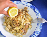Foto del paso 2 de la receta: Arroz integral con pollo y champiñones al limón