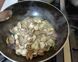 Foto del paso 2 de la receta: "Spaghettoni a le Vongoli" en mí versión Argentina/Siciliana