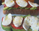 Foto del paso 2 de la receta: Tostadas de pagès con aguacate, pimiento escalivado y mozzarella