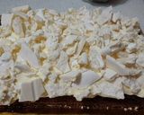 Foto del paso 5 de la receta: Torta brownie con frutos del bosque, crema y merengues crocantes