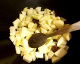 Foto del paso 1 de la receta: Tortilla de Manzana, Langostinos y Pasas