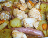 Foto del paso 3 de la receta: Pollo al horno con longanizas, patatas y zanahorias