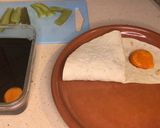 Foto del paso 10 de la receta: Tortilla trend con cerdo teriyaki, cebolla caramelizada, pepinillo encurtido y yema curada soja y PX