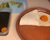 Foto del paso 10 de la receta: Tortilla trend con cerdo teriyaki, cebolla caramelizada, pepinillo encurtido y yema curada soja y PX