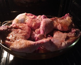 Foto del paso 4 de la receta: Cuartos de Pollo con patatas y cebolla al Neeson