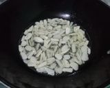 Foto langkah ke 3 dari resep Kacang Bawang Daun Jeruk Renyah.