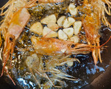 Foto del paso 2 de la receta: Espaguetis con tinta, y gambas con calabacín