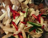 Foto langkah ke 2 dari resep Oseng Kikil cabe hijau.