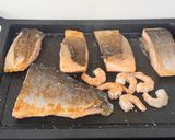 Foto del paso 4 de la receta: Salmón con salsa de puerros y gambas