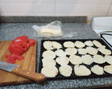 Foto del paso 2 de la receta: Pizzetas con pan sin TACC, hecho a la sartén