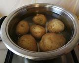 Foto del paso 1 de la receta: Irresistible huevos con patatas gratinados al horno