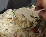 Foto langkah ke 6 dari resep Nasi Liwet Daun Jeruk Teri Jengki.