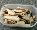A picture of step 1 of Stir-Fried Mushrooms with Japanese Soy Sauce.