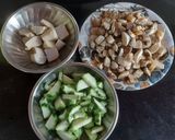 A picture of step 1 of Turai-Mushroom Curry.