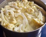 Hình bước làm 3 của món Canh bông cải trắng sườn non