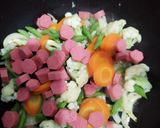 Foto langkah ke 2 dari resep Oseng Sayur Pelangi.