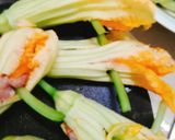Hình bước làm 1 của món Bông bí nhồi thịt chiên giòn