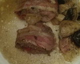 Foto del paso 8 de la receta: Rollo de carne picada rellena en salsa con champiñones, pollo y piquillos