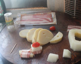 Foto del paso 1 de la receta: Banderillas de bacon, patata y melón