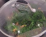 Foto del paso 4 de la receta Kale con champiñones, piñones y otras cosas!