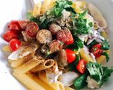 Hình bước làm 2 của món Salad Nui Ống Trộn Ức Gà Rau Củ Healthy